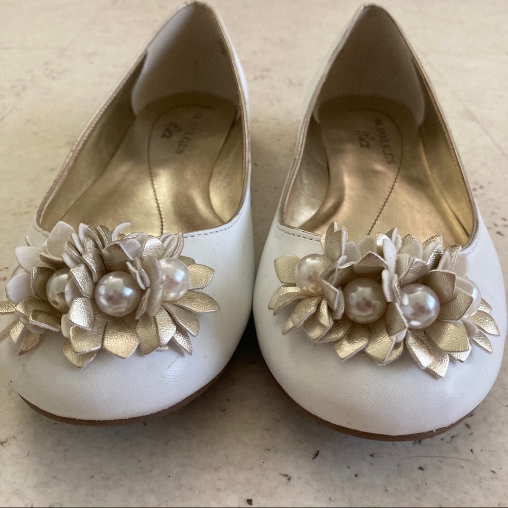 AK Anne Klein iflex White/Gold Ballet Flat w/Pearl